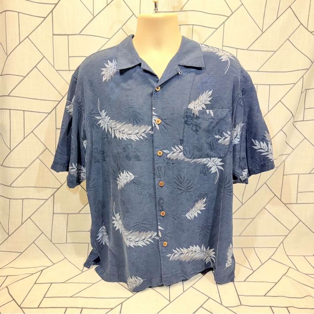 Tommy Bahama Men's Large‎ Tropical Hawaiian Blue 100% Silk Short Sleeve Shirt.
